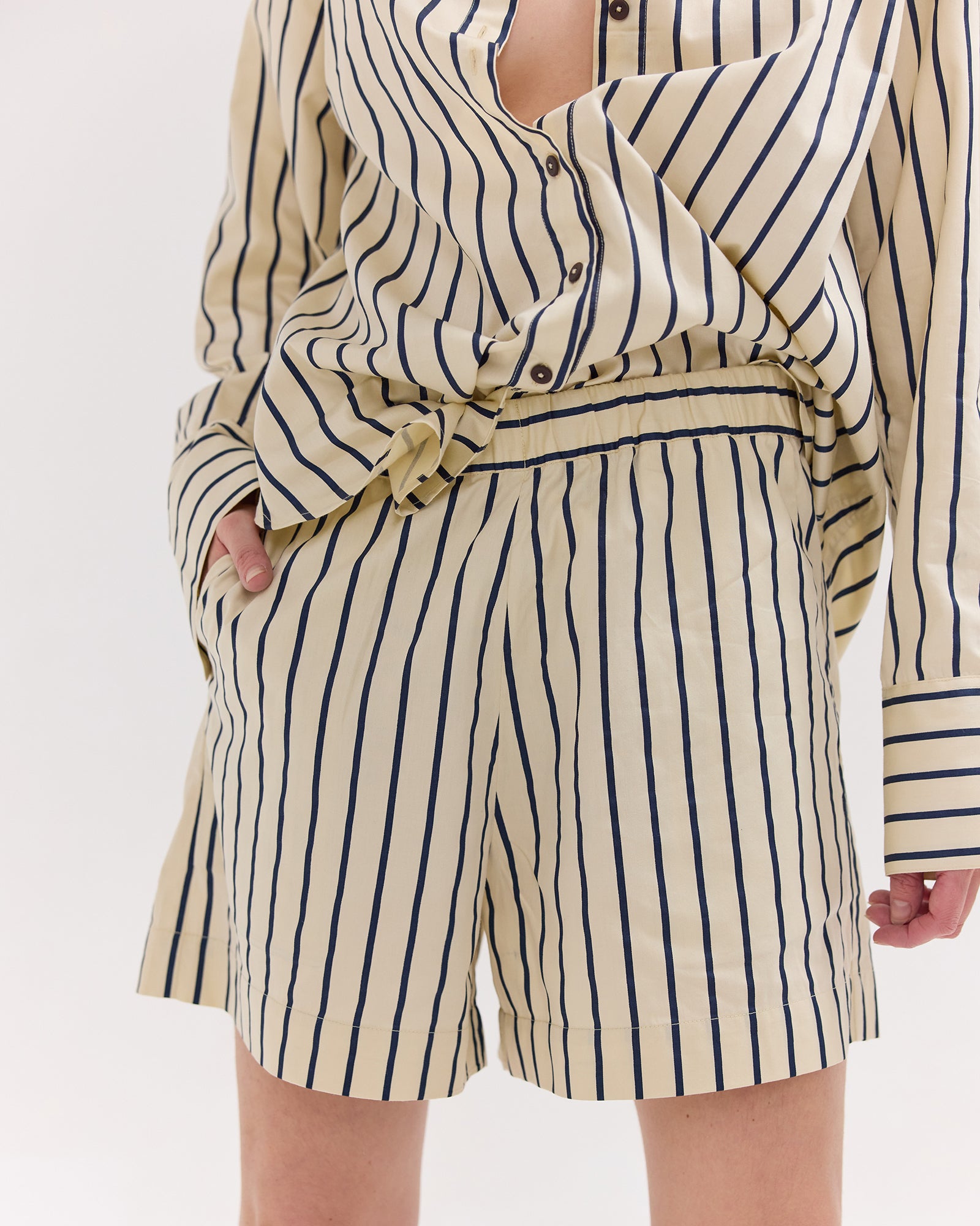 The Elastic Waist Shorts | Cream & Navy